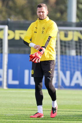 Dortmund, Deutschland: 25.10.2026 - Öffentliches Training - Borussia Dortmund Im Bild: Torhüter Patrick Drewes (BVB) (DFL DFB REGULATIONS PROHIBIT ANY USE OF PHOTOGRAPHS as IMAGE SEQUENCES and or QUASI-VIDEO)