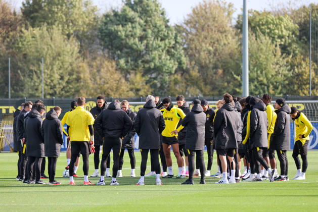 Dortmund, Deutschland: 25.10.2026 - Öffentliches Training - Borussia Dortmund Im Bild: Die Mannschaft von Borussia Dortmund bildet einen Mannschaftskreis zur Teambesprechung vor dem öffentlichen Training (DFL DFB REGULATIONS PROHIBIT ANY USE OF PHOTOGRAPHS as IMAGE SEQUENCES and or QUASI-VIDEO)