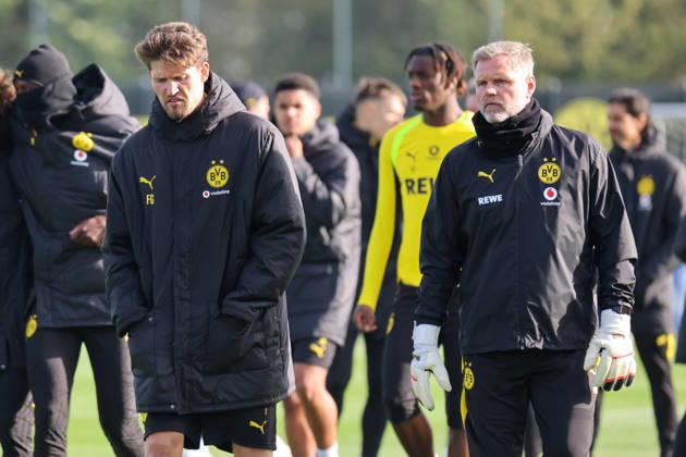 Dortmund, Deutschland: 25.10.2026 - Öffentliches Training - Borussia Dortmund Im Bild: v.li. Torhüter Gregor Kobel (BVB) und Torwarttrainer Matthias Kleinsteiber (BVB) (DFL DFB REGULATIONS PROHIBIT ANY USE OF PHOTOGRAPHS as IMAGE SEQUENCES and or QUASI-VIDEO)