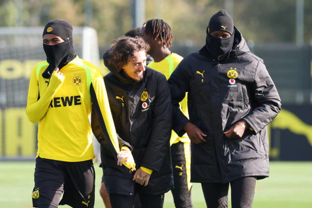 Dortmund, Deutschland: 25.10.2026 - Öffentliches Training - Borussia Dortmund Im Bild: v.li. Carney Chukwuemeka (BVB), Fabio Silva (BVB) und Serhou Guirassy (BVB) (DFL DFB REGULATIONS PROHIBIT ANY USE OF PHOTOGRAPHS as IMAGE SEQUENCES and or QUASI-VIDEO)