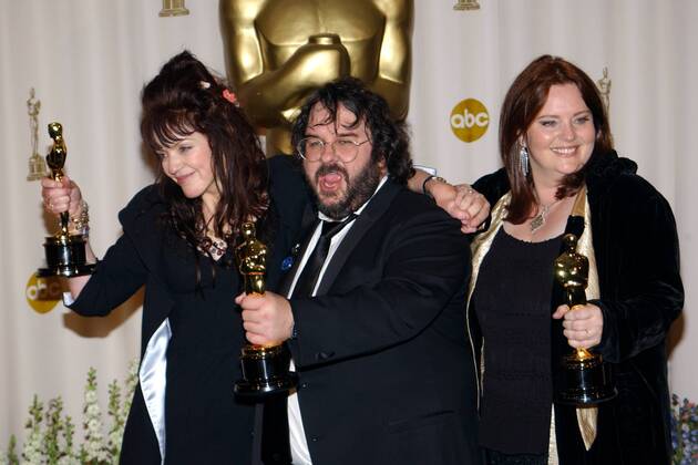 Regisseur Peter Jackson (NZL) mit Ehefrau Frances Walsh (li.) und Drehbuchautorin Philippa Boyens freuen sich über ihre Oscars für den besten Film anlässlich der 76. Oscarverleihung