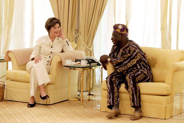 First Lady Laura Bush (li., USA) und Olusegun Obasanjo (NIG Staatspräsident Nigeria) während ihres Treffens in Abuja  wax20060118101