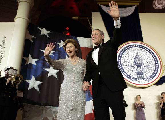 Präsident George W. Bush (USA) mit First Lady Laura Bush auf dem Freedom Ball zur Feier seiner zweiten Amtseinführung  (wax20050120341)