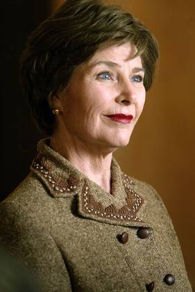 First Lady Laura Bush (USA) anlässlich ihres Besuchs in Suresnes nahe Paris -  (PAR20070116108)
