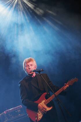 Sänger Bruce Welch (GBR Shadows) während eines Konzerts im Tempodrom in Berlin