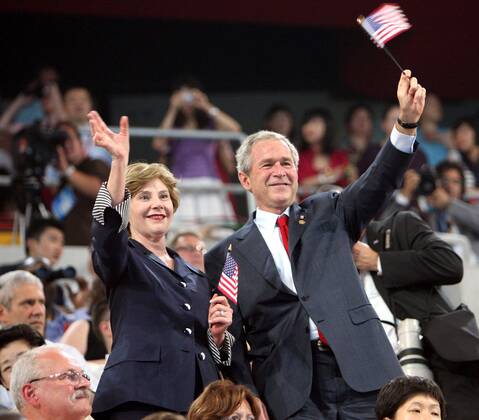 Präsident George W. Bush (USA) und Ehefrau Laura während der Eröffnungsfeier der Olympischen Spiele 2008 in Peking - 