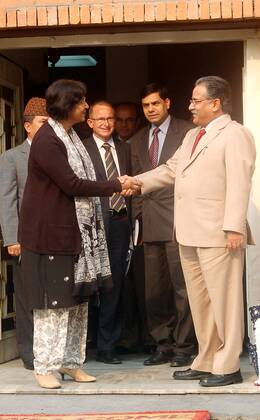 Premierminister Prachanda (re., Nepal) und Navanethem Pillay (Südafrika Menschenrechtskommissarin UNHCR) während eines Treffens in Katmandu 