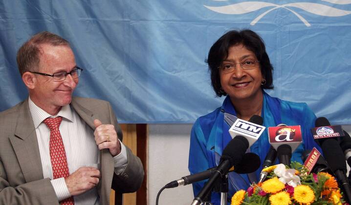 Navanethem Pillay (re., Südafrika Vereinte Nationen UN-Kommissarin für Menschenrechte (UNHCR)) und Richard Bennett während einer Pressekonferenz in Kathmandu - 