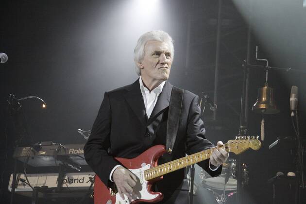 Rhythmus Gitarrist Bruce Welch am 08.11.2009 beim Konzert der Reunited Tournee von Cliff Richard and The Shadows im Forest National Brüssel