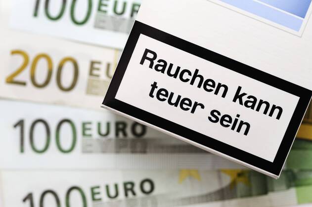 Zigarettenschachtel mit Warnhinweis Rauchen kann teuer sein auf Geldscheinen, Bildmontage iblcof01727410
