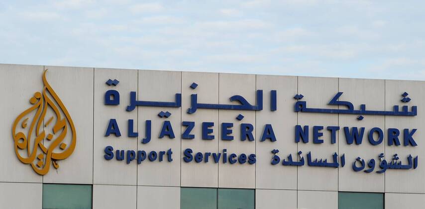 Das Emblem des Fernsehsenders Al Jazeera an einem neuen Gebäude von Al Jazeera Sport in Doha, Katar.