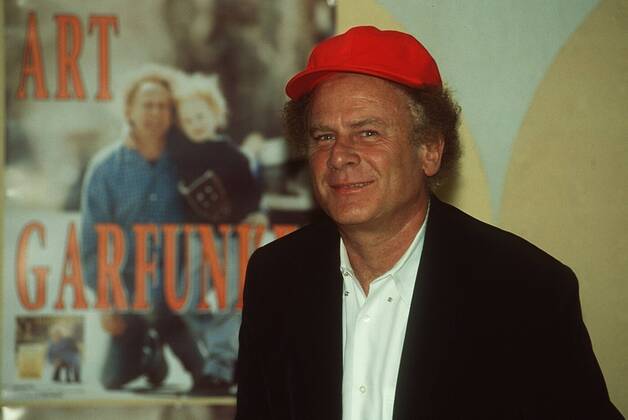 Art Garfunkel (Sänger) 06 98 pp Mann Musik Gesang Pop DUNKELHAARIG Halbglatze Locken leger Hemd Jackett Köppi rot Pressekonferenz PK stehend Logo Name Plakat halb quer lächelnd
