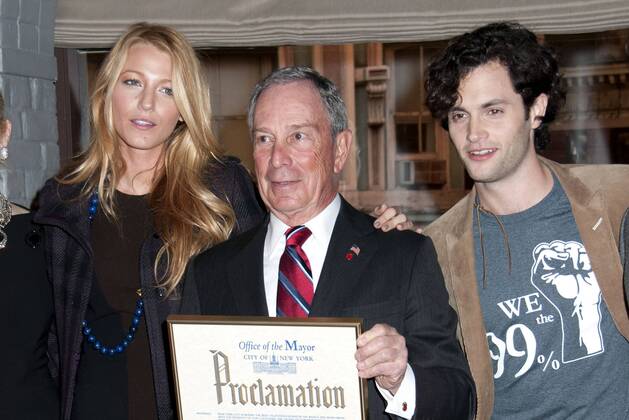 Blake Lively, New Yorks Bürgermeister Michael Bloomberg und Penn Badgley bei der Feier zur 100. Folge der Serie Gossip Girl am 26.1.2012 in New York Gossip Girl 100. Episode Celebration in New York, 2012 