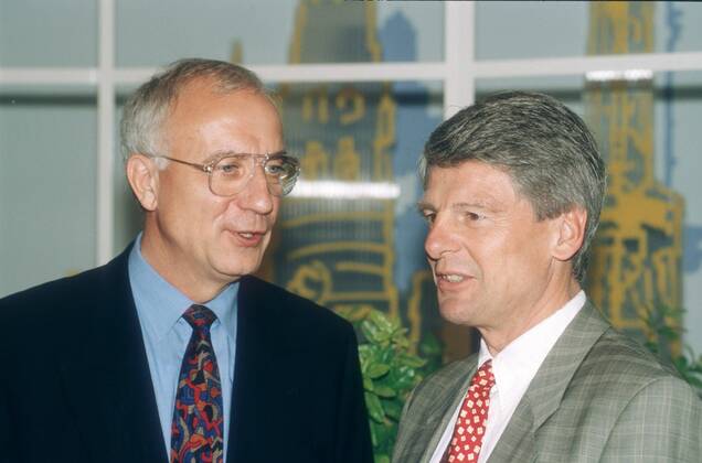 Fritz Pleitgen (li.), Klaus Bresser 07 93 te quer halb sprechend Gespräch seriös Anzug Krawatte Mann Fernsehen Journalismus