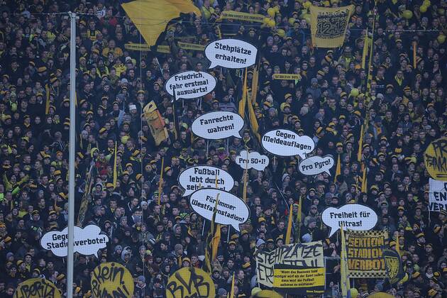 Fußball 1. Bundesliga 16. Spieltag Borussia Dortmund am 08.12.2012 im Signal Iduna Park in Dortmund Dortmunder Fans demonstrieren im Fanblock gegen die Stadionverbote, unterstützt durch Innenminister Hans Peter Friedrich.