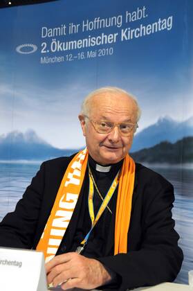 Pressekonferenz mit dem Vorsitzenden der katholischen Deutschen Bischofskonferenz, Robert Zollitsch (Foto) und dem Ratsvorsitzenden der Evangelischen Kirche in Deutschland, Nikolaus Schneider, am Samstag (15.05.2010) beim 2. Ökumenischen Kirchentag in München. Unter dem Leitwort Damit ihr Hoffnung habt finden in München bis Sonntag rund 3.000 Veranstaltungen statt. Mehr als 125.000 Dauerteilnehmer haben sich zu dem Christentreffen angemeldet. (Siehe epd-Meldung vom 15.05.2010) DER ABDRUCK DES EPD-FOTOS IST HONORARPFLICHTIG! 2. Ökumenischer Kirchentag in München 340626 EDITORIAL USE ONLY