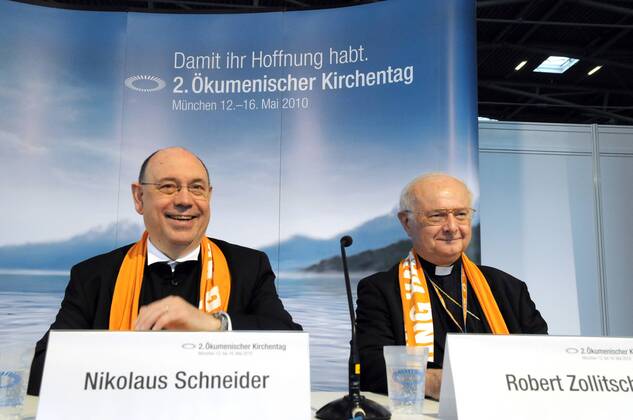 Pressekonferenz mit dem Vorsitzenden der katholischen Deutschen Bischofskonferenz, Robert Zollitsch (re.) und dem Ratsvorsitzenden der Evangelischen Kirche in Deutschland, Nikolaus Schneider (li.), am Samstag (15.05.2010) beim 2. Ökumenischen Kirchentag in München. Unter dem Leitwort Damit ihr Hoffnung habt finden in München bis Sonntag rund 3.000 Veranstaltungen statt. Mehr als 125.000 Dauerteilnehmer haben sich zu dem Christentreffen angemeldet. (Siehe epd-Meldung vom 15.05.2010) DER ABDRUCK DES EPD-FOTOS IST HONORARPFLICHTIG! 2. Ökumenischer Kirchentag in München 340628 EDITORIAL USE ONLY