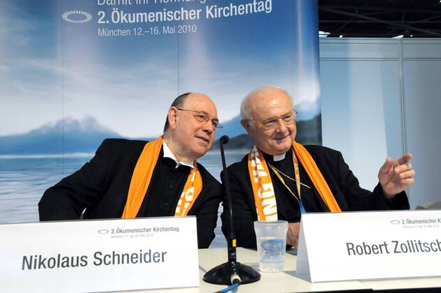 Pressekonferenz mit dem Vorsitzenden der katholischen Deutschen Bischofskonferenz, Robert Zollitsch (re.) und dem Ratsvorsitzenden der Evangelischen Kirche in Deutschland, Nikolaus Schneider (li.), am Samstag (15.05.2010) beim 2. Ökumenischen Kirchentag in München. Unter dem Leitwort Damit ihr Hoffnung habt finden in München bis Sonntag rund 3.000 Veranstaltungen statt. Mehr als 125.000 Dauerteilnehmer haben sich zu dem Christentreffen angemeldet. (Siehe epd-Meldung vom 15.05.2010) DER ABDRUCK DES EPD-FOTOS IST HONORARPFLICHTIG! 2. Ökumenischer Kirchentag in München 340629 EDITORIAL USE ONLY