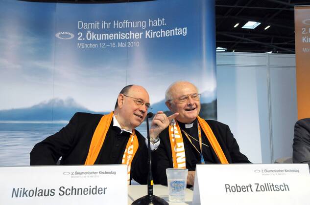 Pressekonferenz mit dem Vorsitzenden der katholischen Deutschen Bischofskonferenz, Robert Zollitsch (re.) und dem Ratsvorsitzenden der Evangelischen Kirche in Deutschland, Nikolaus Schneider (li.), am Samstag (15.05.2010) beim 2. Ökumenischen Kirchentag in München. Unter dem Leitwort Damit ihr Hoffnung habt finden in München bis Sonntag rund 3.000 Veranstaltungen statt. Mehr als 125.000 Dauerteilnehmer haben sich zu dem Christentreffen angemeldet. (Siehe epd-Meldung vom 15.05.2010) DER ABDRUCK DES EPD-FOTOS IST HONORARPFLICHTIG! 2. Ökumenischer Kirchentag in München 340630 EDITORIAL USE ONLY