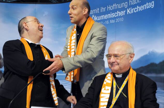 Pressekonferenz mit dem Vorsitzenden der katholischen Deutschen Bischofskonferenz, Robert Zollitsch (re.) und dem Ratsvorsitzenden der Evangelischen Kirche in Deutschland, Nikolaus Schneider (li.), am Samstag (15.05.2010) beim 2. Ökumenischen Kirchentag in München. (Foto M.: der evangelische Kirchentagspräsident Eckhard Nagel) Unter dem Leitwort Damit ihr Hoffnung habt finden in München bis Sonntag rund 3.000 Veranstaltungen statt. Mehr als 125.000 Dauerteilnehmer haben sich zu dem Christentreffen angemeldet. (Siehe epd-Meldung vom 15.05.2010) DER ABDRUCK DES EPD-FOTOS IST HONORARPFLICHTIG! 2. Ökumenischer Kirchentag in München 340631 EDITORIAL USE ONLY