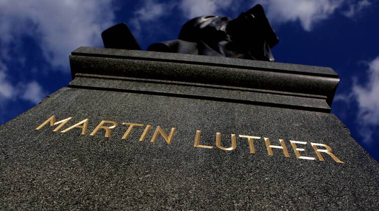 Martin Luther, Statue vor der Dresdner Frauenkirche zum Gedenken an den Reformator