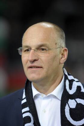 14.03.2014, Fussball 1.Bundesliga 2013 2014, 25.Spieltag, FC Augsburg gegen FC Schalke in Augsburg in der SGL-Arena, Oberbürgermeister Kurt Gribl (Augsburg) am Spielfeldrand. 14.03.2014, Fussball 1.Liga, Schalke gegen Augsburg