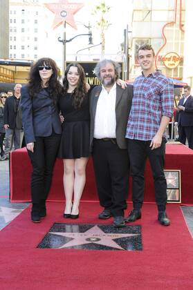 ENTERTAINMENT CELEBRITIES Regisseur Peter Jackson bekommt einen Stern auf dem Hollywood Walk of Fame Peter Jackson, wife Fran Walsh, daughter Katie Jackson & son Billy Jackson PETER JACKSON HONORED WITH THE 2,538TH STAR ON THE HOLLYWOOD WALK OF FAME Hollywood  Patrick Rideaux PicturePerfect