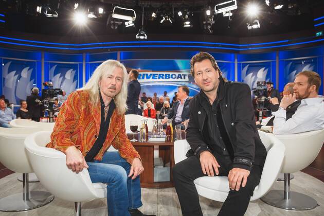 MDR - Riverboat. Gitarrist Bernd Römer links und Sänger Claudius Dreilich ( Karat ) anläßlich der MDR - Talkshow Riverboat am 15.05.2015 im Studio 3 der Mediacity Leipzig.
