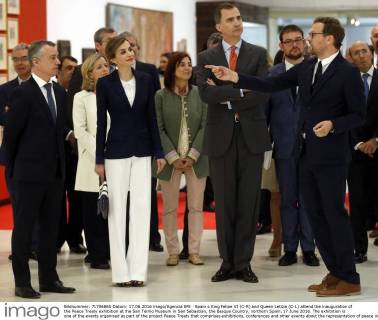 Spain s King Felipe VI (C-R) and Queen Letizia (C-L) attend the inauguration of the Peace Treaty exhibition at the San Telmo Museum in San Sebastian, the Basque Country, northern Spain, 17 June 2016. The exhibition is one of the events organised as part of the project Peace Treaty that comprises exhibitions, conferences and other events about the representation of peace in the history of art, culture and law. The project Peace Treaty programme is one of the most larges projects within the San Sebastian European Capital of Culture 2016 schedule. Spanish royal couple inaugurate the Pace Treaty exhibition within San Sebastian European Capital of Culture 2016 !ACHTUNG: NUR REDAKTIONELLE NUTZUNG! GRA147 20160617-636017728631527054