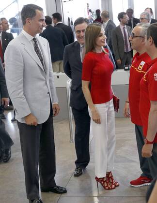 Spain s King Felipe VI (L) and Queen Letizia (C) bid farewell to Spain s Olympic team members at the Barajas airport prior their departure to Brazil, in Madrid, Spain, 29 July 2016. Rio 2016 Olympics Games will be celebrated from 05 to 21 August. POOL Spanish royal couple bids farewell to Spain s olympic team !ACHTUNG: NUR REDAKTIONELLE NUTZUNG!  GRA128 20160729-636053971247816715