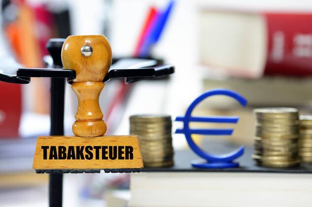 Stempel mit der Aufschrift Tabaksteuer ** NUR FUER REDAKTIONELLE ZWECKE ** EDITORIAL USE ONLY **
