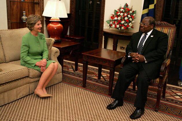 July 13, 2005 - U.S. - KRT WORLD NEWS STAND ALONE PHOTO SLUGGED: LAURABUSH KRT PHOTOGRAPH BY KRISANNE JOHNSON THE WHITE HOUSE (July 13) Laura Bush meets with President Benjamin Mkapa at the Presidential Residence in Dar Es Salaam, Tanzania, Wednesday, July 13, 2005. Mrs. Bush is visiting Africa to highlight U.S. aid and partnerships promoting programs for girls education, HIV AIDS awareness and women s empowerment. (lde) 2005. - ZUMAm67_ 20050713_baf_m67_028 Copyright: xKirsannexJohnsonx