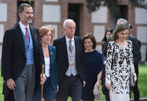 Spain s King Felipe VI (L), and Queen Letizia (R), next to Spanish writer Eduardo Mendoza (C), and his partner, Anna Soler (2L), at the end of the Miguel de Cervantes 2016 award ceremony at Alcala de Henares University, outskirts of Madrid, Spain, 20 April 2017. Mendoza has received this year s award. Cervantes Prize is annually awarded to honour the lifetime achievement of an outstanding writer in the Spanish language. SPANISH ROYAL COUPLE CHAIRS CERVANTES 2016 AWARD CEREMONY !ACHTUNG: NUR REDAKTIONELLE NUTZUNG! Copyright: xFernandoxVillarx GRA068 20170420-636282939107323873