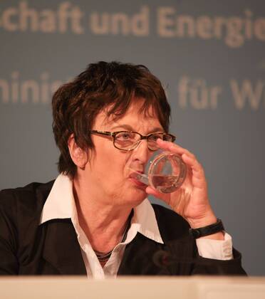 Bundesministerin für Wirtschaft und Energie Brigitte Zypries bei einer Pressekonferenz mit dem Präsidenten des Zentralverbandes des Deutschen Handwerks, Hans Peter Wollseifer im Ministerium in Berlin trinkt einen Schluck Wasser Wirtschaft