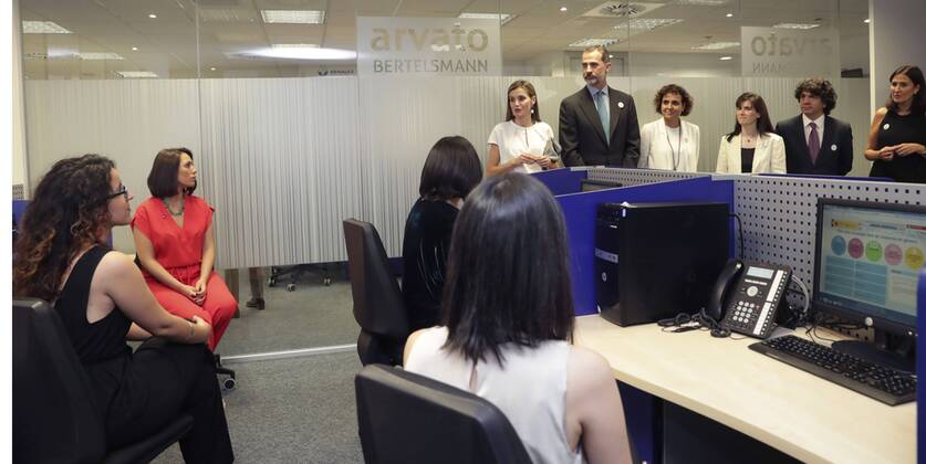 Spain s King Felipe VI (C-R) and Queen Letizia (C-L) greet workers during their visit to the facilities of the Telephone Service 016 for Victims of Domestic and Physical Violence in Madrid, Spain, 27 July 2017. Royal couple visit Telephone Service 016 for Victims of Domestic and Physical Violence !ACHTUNG: NUR REDAKTIONELLE NUTZUNG! Copyright: xZipix GRA100 20170727-636367641707144648