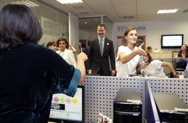 Spain s King Felipe VI (C-R) and Queen Letizia (C-L) greet workers during their visit to the facilities of the Telephone Service 016 for Victims of Domestic and Physical Violence in Madrid, Spain, 27 July 2017. Royal couple visit Telephone Service 016 for Victims of Domestic and Physical Violence !ACHTUNG: NUR REDAKTIONELLE NUTZUNG! Copyright: xZipix GRA100 20170727-636367641745988648