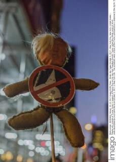 Bilder des Tages October 3, 2017 - New York City, New York, United States - People rally outside of Trump Tower in support of Puerto Rico on the day that President Donald Trump visited the island, parts of which were devastated by Hurricane Maria on October 3, 2017 in New York City. The protesters were critical of the Trump administration s response to the storm. Thousands of Puerto Ricans are still without electricity and water twelve days after the storm. New York City United States - ZUMAn230 20171003_zaa_n230_792 Copyright: xShayxHorsex