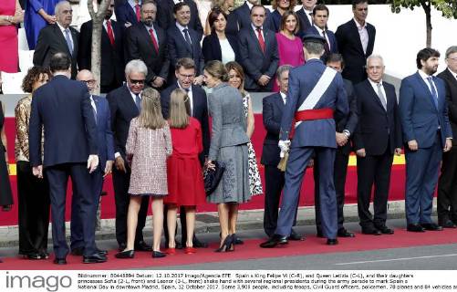 Spain s King Felipe Vi (C-R), and Queen Letizia (C-L), and their daughters princesses Sofia (2-L, front) and Leonor (3-L, front) shake hand with several regional presidents during the army parade to mark Spain s National Day in downtown Madrid, Spain, 12 October 2017. Some 3,900 people, including troops, Civil Guard officers, policemen, 78 planes and 84 vehicles are to take part in the parade. SPAIN NATIONAL DAY CELEBRATIONS !ACHTUNG: NUR REDAKTIONELLE NUTZUNG! Copyright: xZipix 20171012-636434147030303300