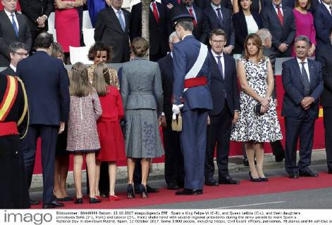 Spain s King Felipe Vi (C-R), and Queen Letizia (C-L), and their daughters princesses Sofia (2-L, front) and Leonor (3-L, front) shake hand with several regional presidents during the army parade to mark Spain s National Day in downtown Madrid, Spain, 12 October 2017. Some 3,900 people, including troops, Civil Guard officers, policemen, 78 planes and 84 vehicles are to take part in the parade. SPAIN NATIONAL DAY CELEBRATIONS !ACHTUNG: NUR REDAKTIONELLE NUTZUNG! Copyright: xZipix 20171012-636434195772726683