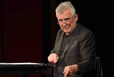 Der Kabarettist und Schauspieler Heinz Marecek liest im Stadttheater Gmunden, mit dem Titel Das Fest des Lachens . Dieses Bild zeigt den Kabarettisten und Schauspieler Heinz Marecek 2017 - Heinz Marecek liest im Stadttheater Gmunden