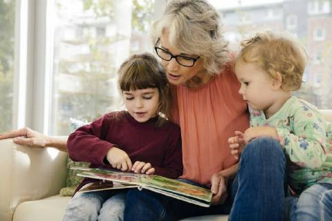 Pre-school teacher reading with children in kindergarten model released Symbolfoto property released  MFF04065