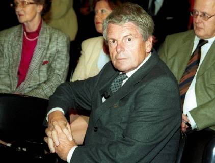 Klaus Bresser bei einer Vortragsveranstaltung der Sparkasse Saarbruecken am 15. November 2000 in Saarbruecken. Der ehemalige Chefredakteur des ZDF und Sprecher des Heute Journal ist heute Pensionaer, moderiert aber noch die Sendung Na und...?