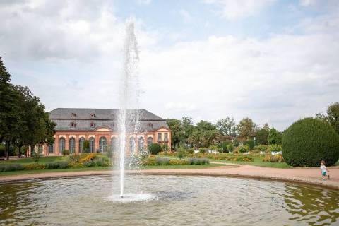 15.08.2018, xfux, Fussball 2.Bundesliga, SV Darmstadt 98 Fotoshooting mit Marcel Heller in der Orangerie in Darmstadt, emspor, emonline, deloka, v.l. Ansicht Uebersicht Orangerie Orangeriepark in Darmstadt mit Wasser und verschiedenen Pflanzen (DFL DFB REGULATIONS PROHIBIT ANY USE OF PHOTOGRAPHS as IMAGE SEQUENCES and or QUASI-VIDEO) Fussball 2.Bundesliga, SV Darmstadt 98 Fotoshooting mit Marcel Heller