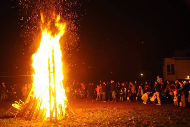 Der Umzug zu St. Martin in der Saarbrücker Pfarrei Christkönig am Dienstag (10.9.2009). Nach dem Umzug durch die Straßen rund um die Kirche, stand ein großes Martinsfeuer auf dem Programm.