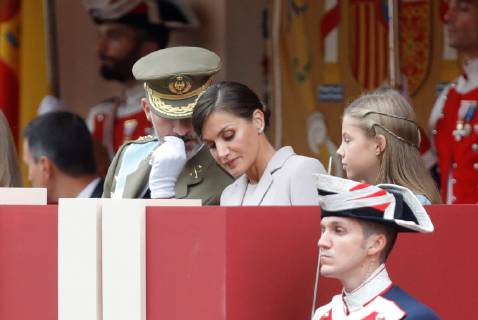 Spain s King Felipe VI (L) and Queen Letizia (C) preside the military parade held on the occasion of the Spanish National Day in downtown Madrid, Spain, 12 October 2018. National Day parade !ACHTUNG: NUR REDAKTIONELLE NUTZUNG!  Copyright: xJUANJOxMARTINx GRAF5141 20181012-636749476704179473