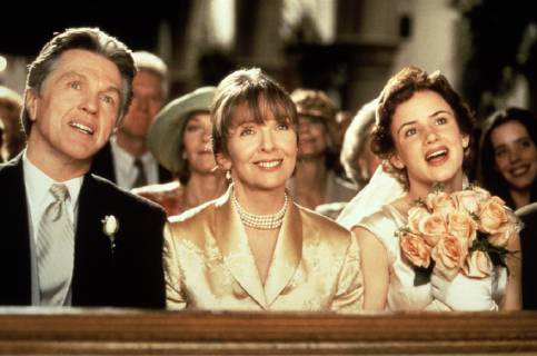 GANZ NORMAL VERLIEBT The Other Sister USA 1999 Garry Marshall Die 24 jährige Carla (JULIETTE LEWIS) kehrt nach zehn Jahren von einer Schule für geistig Behinderte zu ihrer Familie zurück. Gegen den Willen ihrer Mutter besucht sie eine Berufsfachschule. Dort verliebt sie sich in den ebenfalls geistig behinderten Danny. Szene: Vater Radley Tate (TOM SKERRITT), Mutter Elizabeth Tate (DIANE KEATON) Regie: Garry Marshall aka. The Other Sister GANZ NORMAL VERLIEBT USA 1999 Copyright: KPA !AUFNAHMEDATUM GESCHÄTZT! Nur redaktionelle Nutzung im Zusammenhang mit dem Film. Editorial usage only and only related to the movie. Im Falle anderer Verwendungen, kontaktieren Sie uns bitte. For other uses, please contact us. UnitedArchives00654856