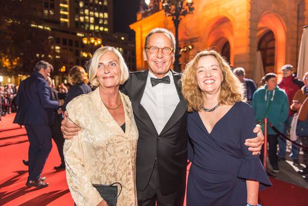 18.10.2019 xesx Frankfurt am Main Hessischer Film- und Kinopreis Träger des Ehrenpreises des hessischen Ministerpräsidenten von links: Claudia Dillmann, Nikolaus Hensel und Ellen Harrington.