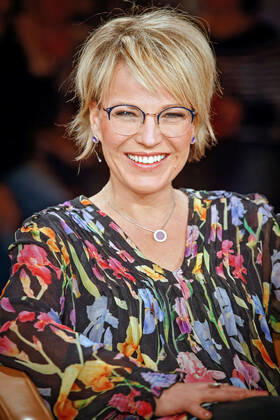 MDR - Riverboat. Moderatorin Andrea Ballschuh anläßlich der Aufzeichnung der MDR - Talkshow Riverboat am 06.12.2019 im Studio 3 der Mediacity Leipzig. 20191206SFL0045