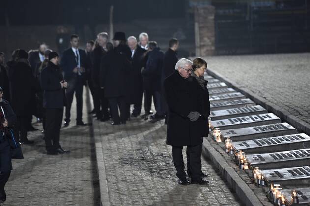 Frank-Walter Steinmeier President of Germany and his wife Elke Buedenbender attend the candle lighting ceremony at the former German Nazi concentration and extermination camp Auschwitz-Birkenau during events to commemorate the 75th anniversary of the camp s liberation in Oswiecim, Poland on January 27, 2020. Oswiecim Poland Copyright: xEmmixKorhonenx LKFTJK20200127202525VWFU