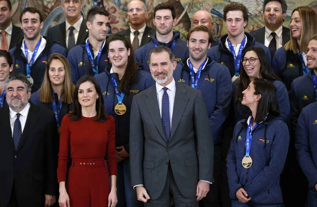 Spain s King Felipe VI (C-R) and Queen Letizia (C-L) pose for a family photo with Spanish Water-polo National Teams during an audience held at La Zarzuela Palace, in Madrid, Spain, 31 January 2020. Women s Spanish Water-Polo National Team won the lastest European Championship, held in Budapest, and Men s team finished in second position. Spain s royal couple meets with Men s and Women s Water-polo National Teams !ACHTUNG: NUR REDAKTIONELLE NUTZUNG! Copyright: xPacoxCamposx GRAF2077 20200131-637160796864189237